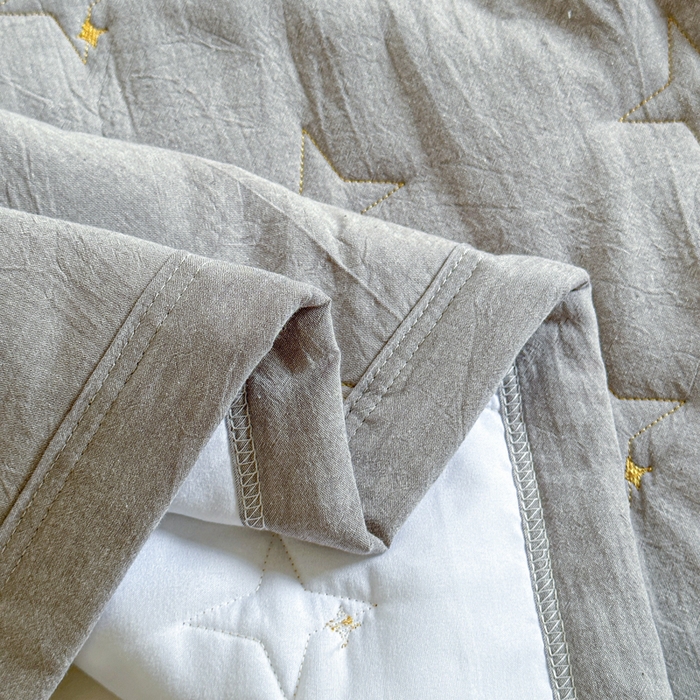 91家纺网 家纺一手货源 找家纺 尊康家纺（原磊科） 2024新款亲肤夹棉床盖-浓情蜜意 灰色