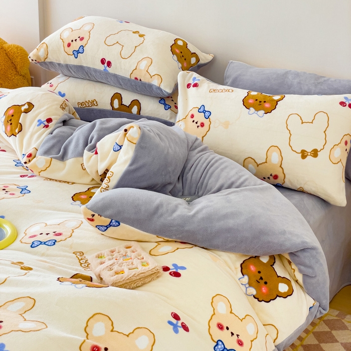 91家纺网 家纺一手货源 找家纺 木堇家居 2023新款牛奶绒印花四件套 樱桃熊