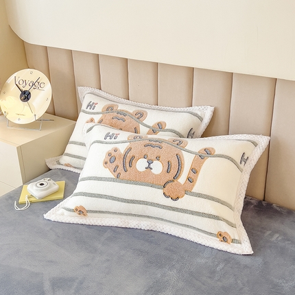 2023新款立体6D雪花绒加厚保暖系列单枕套 48x74cm一对 欢乐小虎