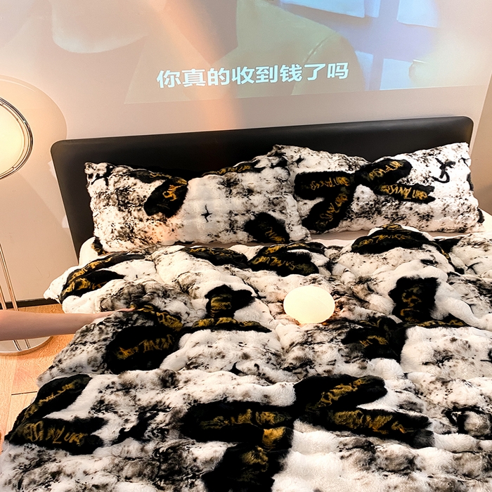 91家纺网 家纺一手货源 找家纺 澳梵家居 2023舒芙蕾印花兔兔绒牛奶绒四件套 黑金蝴蝶结
