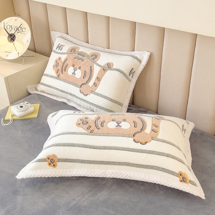 91家纺网 家纺一手货源 找家纺 （总）2023新款立体6D雪花绒加厚保暖系列单枕套 48x74cm一对