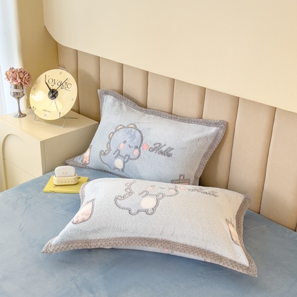 91家纺网 家纺一手货源 找家纺 2023新款立体6D雪花绒加厚保暖系列单枕套 48x74cm一对 奶茶小龙-蓝