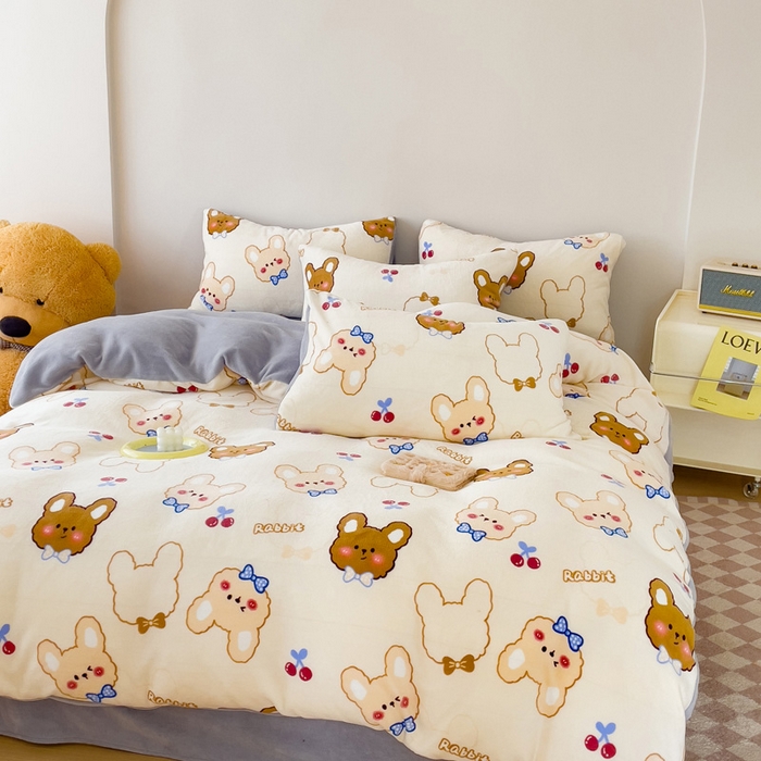 91家纺网 家纺一手货源 找家纺 木堇家居 2023新款牛奶绒印花四件套 樱桃熊