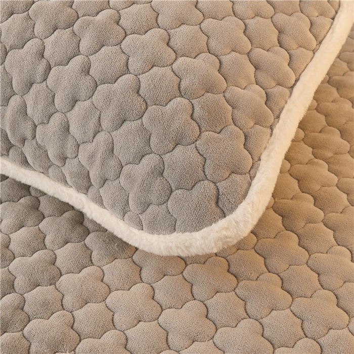 91家纺网 家纺一手货源 找家纺 喜居 2023新款素色贴布刺绣纯色牛奶绒床笠夹棉床笠 轻奢灰