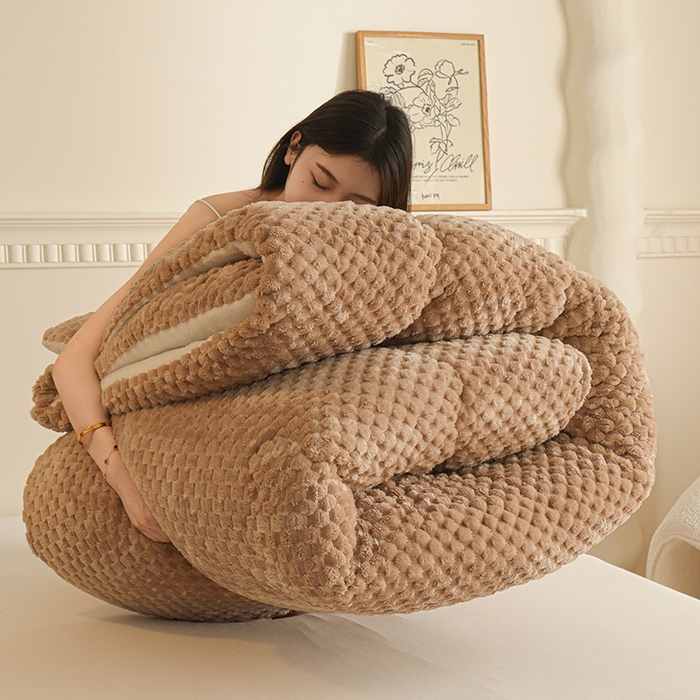 91家纺网 家纺一手货源 找家纺 雅蔓依家纺 2025新款金龟绒龟背绒羊羔绒冬被被子被芯 唯美豆深咖