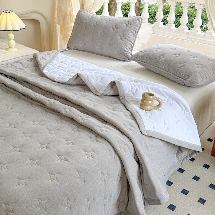 91家纺网 家纺一手货源 找家纺 尊康家纺（原磊科） 2024新款亲肤夹棉床盖-浓情蜜意 灰色