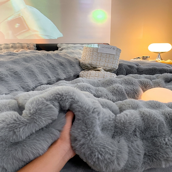 91家纺网 家纺一手货源 找家纺 澳梵家居 2023舒芙蕾印花兔兔绒牛奶绒四件套 舒芙蕾-灰色