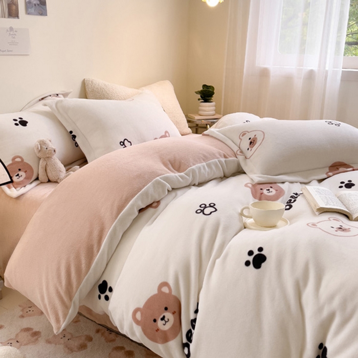 91家纺网 家纺一手货源 找家纺 宅部落 2023新款高克重牛奶绒四件套 熊的脚印