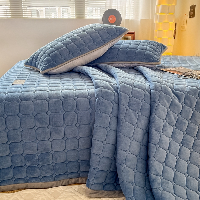 91家纺网 家纺一手货源 找家纺 慕尚家纺 2025新款牛奶绒夹棉宽边工艺系列床盖三件套-吉米 床盖吉米-深蓝