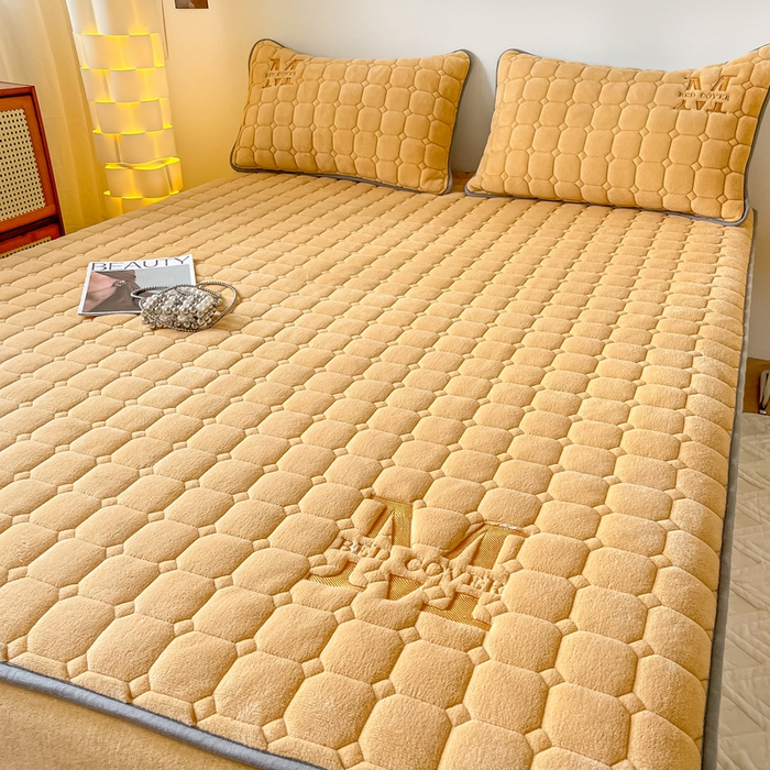 91家纺网 家纺一手货源 找家纺 慕尚家纺 2025新款牛奶绒夹棉宽边工艺系列床笠三件套-吉米 床笠吉米-深姜黄