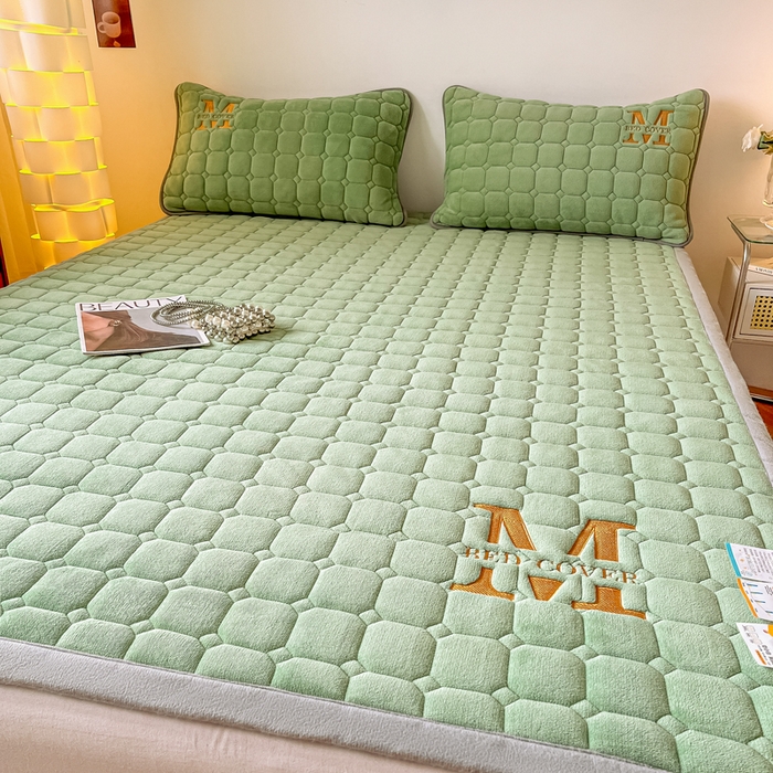 91家纺网 家纺一手货源 找家纺 慕尚家纺 2025新款牛奶绒夹棉宽边工艺系列床垫三件套-吉米 床垫吉米-草绿