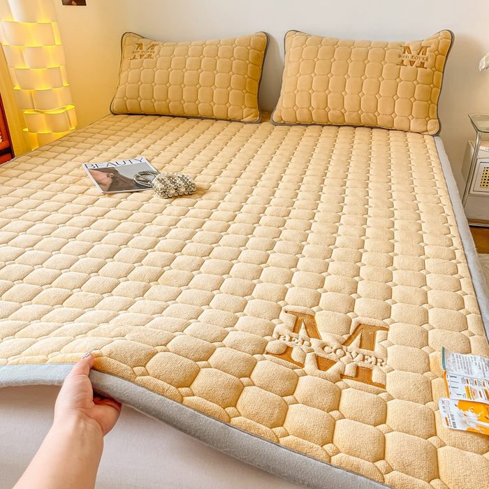 91家纺网 家纺一手货源 找家纺 慕尚家纺 2025新款牛奶绒夹棉宽边工艺系列床垫三件套-吉米 床垫吉米-深姜黄