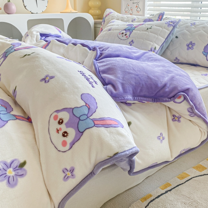 91家纺网 家纺一手货源 找家纺 卡伦家纺 2025新款A类牛奶绒印花被套 星梦露