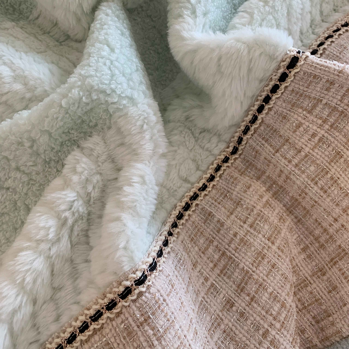 91家纺网 家纺一手货源 找家纺 蜜柚 2024新款牛奶绒兔绒月亮绒高克重山茶花小香风贴布绣四件套 山茶花之恋-清新绿