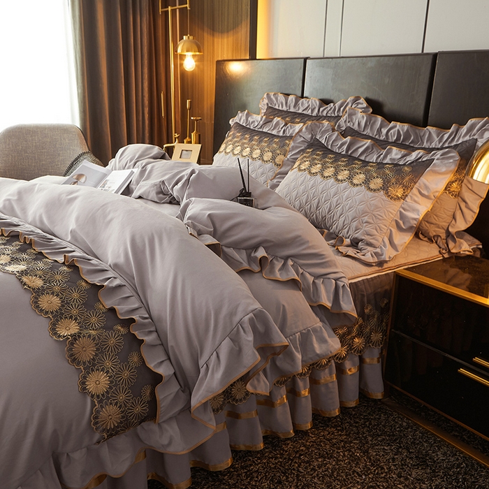 91家纺网 家纺一手货源 找家纺 罗艺轩 2024新款A类蛋白棉夹棉床裙四件套-品味人生 品味人生-冰灿银