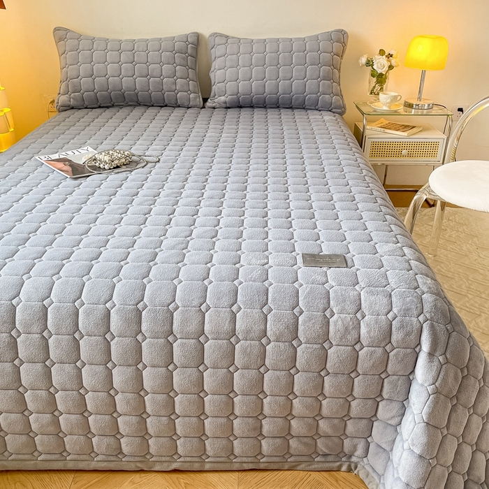 91家纺网 家纺一手货源 找家纺 慕尚家纺 2025新款牛奶绒夹棉宽边工艺系列床盖三件套-吉米 床盖吉米-银灰