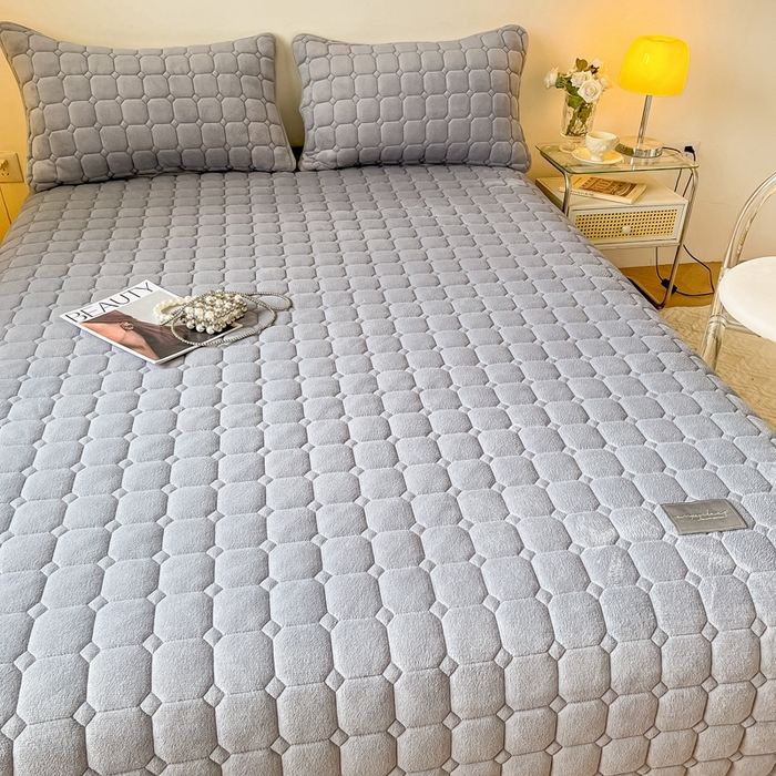 91家纺网 家纺一手货源 找家纺 慕尚家纺 2025新款牛奶绒夹棉宽边工艺系列床盖三件套-吉米 床盖吉米-银灰