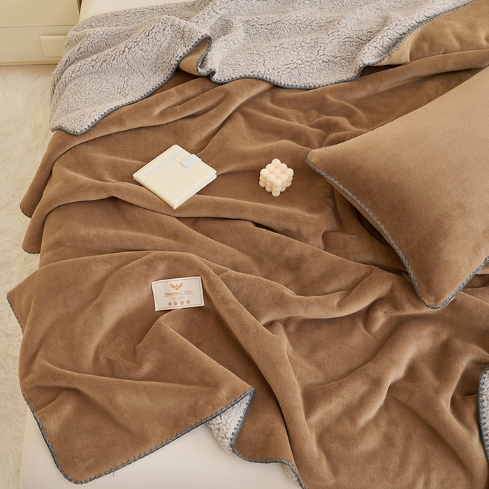 91家纺网 家纺一手货源 找家纺 21度C 2023新款云朵贝壳纯色牛奶绒+羊驼绒双层加厚复合毯 贝壳-卡其