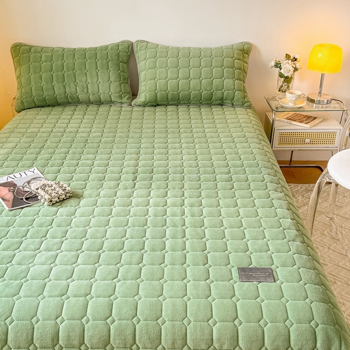 91家纺网 家纺一手货源 找家纺 慕尚家纺 2025新款牛奶绒夹棉宽边工艺系列床盖三件套-吉米 床盖吉米-草绿