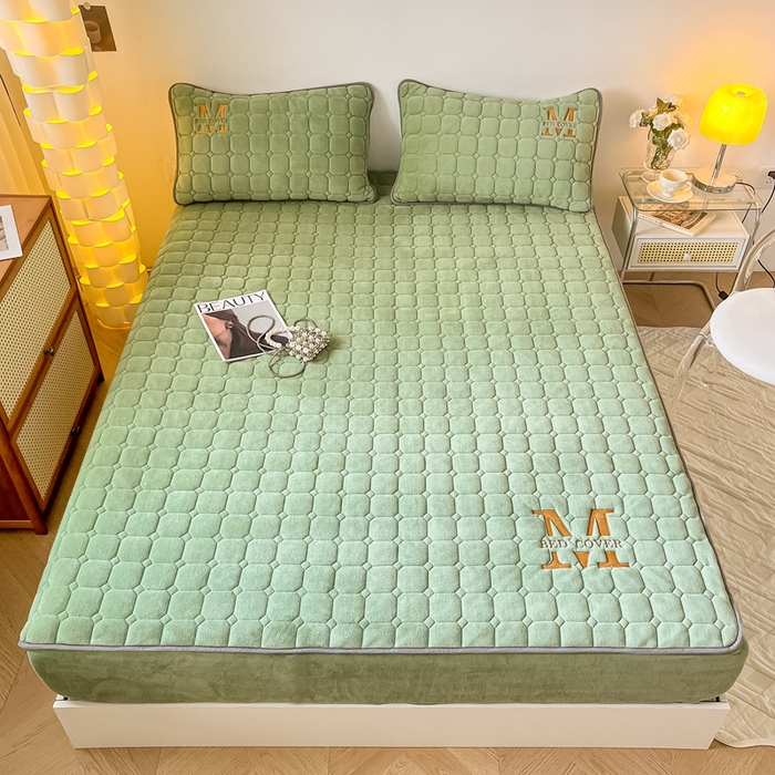 91家纺网 家纺一手货源 找家纺 慕尚家纺 2025新款牛奶绒夹棉宽边工艺系列床笠三件套-吉米 床笠吉米-草绿