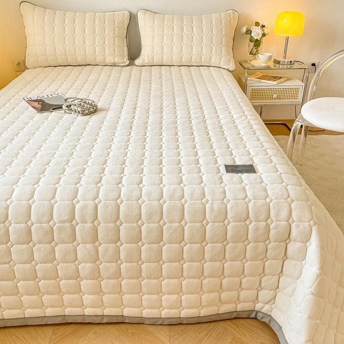 91家纺网 家纺一手货源 找家纺 慕尚家纺 2025新款牛奶绒夹棉宽边工艺系列床盖三件套-吉米 床盖吉米-象牙白