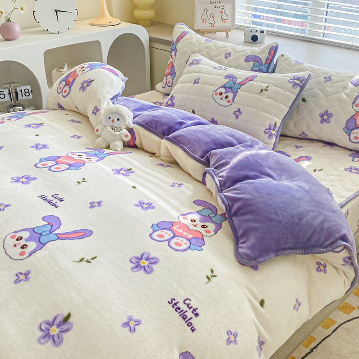 91家纺网 家纺一手货源 找家纺 卡伦家纺 2025新款A类牛奶绒印花被套 星梦露