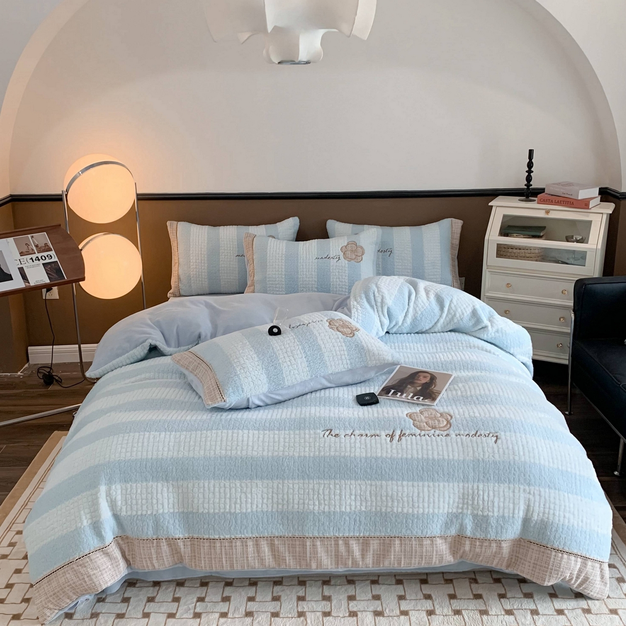 91家纺网 家纺一手货源 找家纺 蜜柚 2024新款牛奶绒兔绒月亮绒高克重山茶花小香风贴布绣四件套 山茶花之恋-水蓝