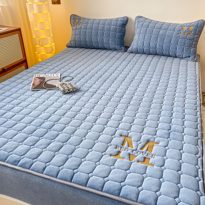 91家纺网 家纺一手货源 找家纺 慕尚家纺 2025新款牛奶绒夹棉宽边工艺系列床笠三件套-吉米 床笠吉米-深蓝