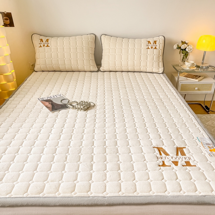 91家纺网 家纺一手货源 找家纺 慕尚家纺 2025新款牛奶绒夹棉宽边工艺系列床垫三件套-吉米 床垫吉米-象牙白