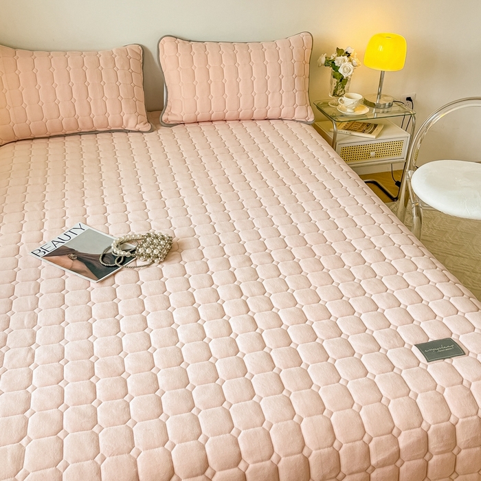 91家纺网 家纺一手货源 找家纺 慕尚家纺 2025新款牛奶绒夹棉宽边工艺系列床盖三件套-吉米 床盖吉米-嫩粉