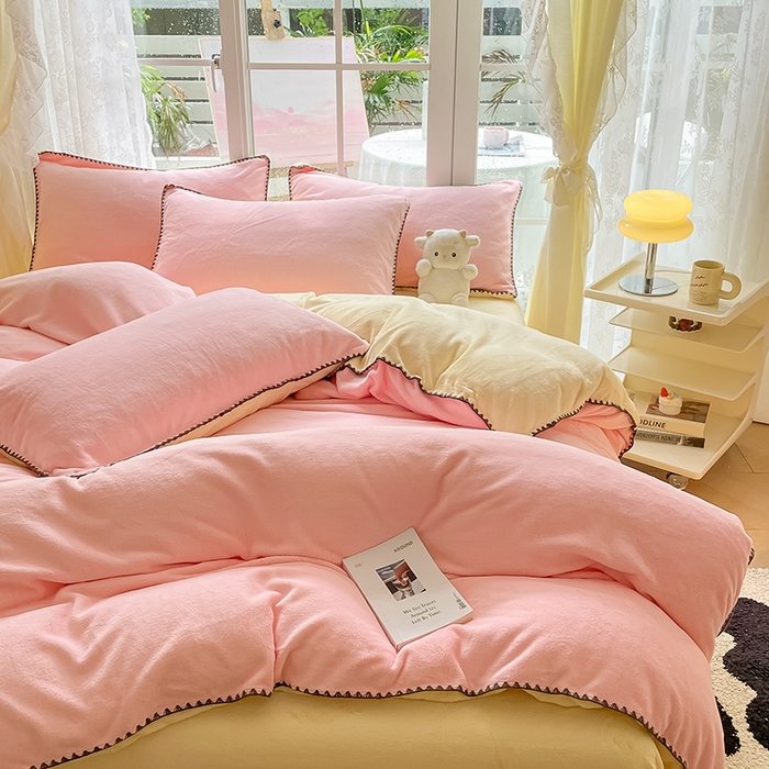 91家纺网 家纺一手货源 找家纺 眠帛 2023新款纯色混搭牛奶绒贝壳边保暖四件套 奶油粉奶黄