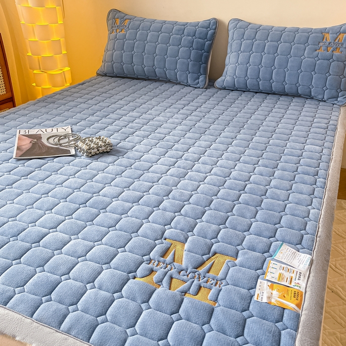 91家纺网 家纺一手货源 找家纺 慕尚家纺 2025新款牛奶绒夹棉宽边工艺系列床垫三件套-吉米 床垫吉米-深蓝