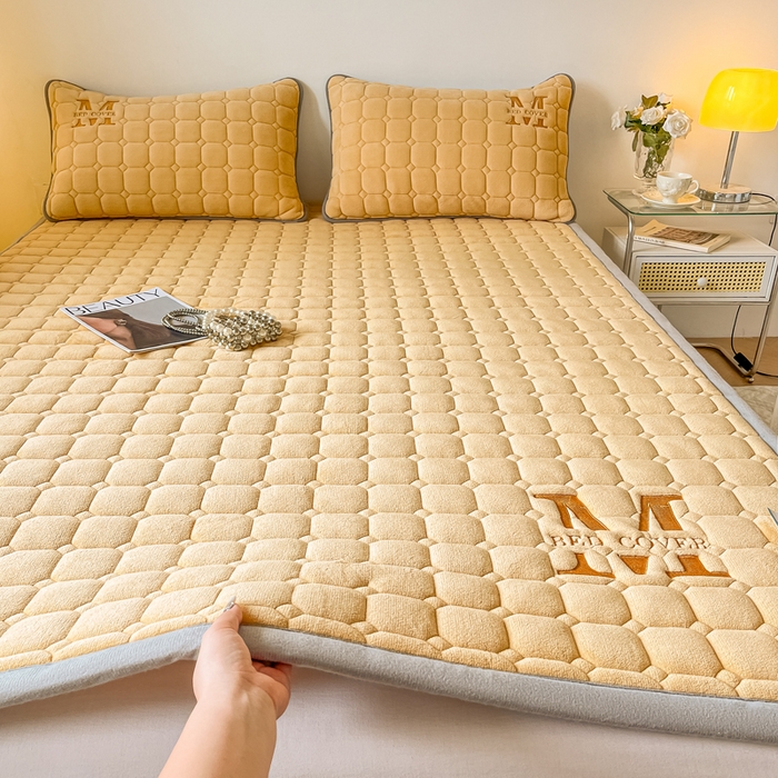 91家纺网 家纺一手货源 找家纺 慕尚家纺 2025新款牛奶绒夹棉宽边工艺系列床垫三件套-吉米 床垫吉米-深姜黄