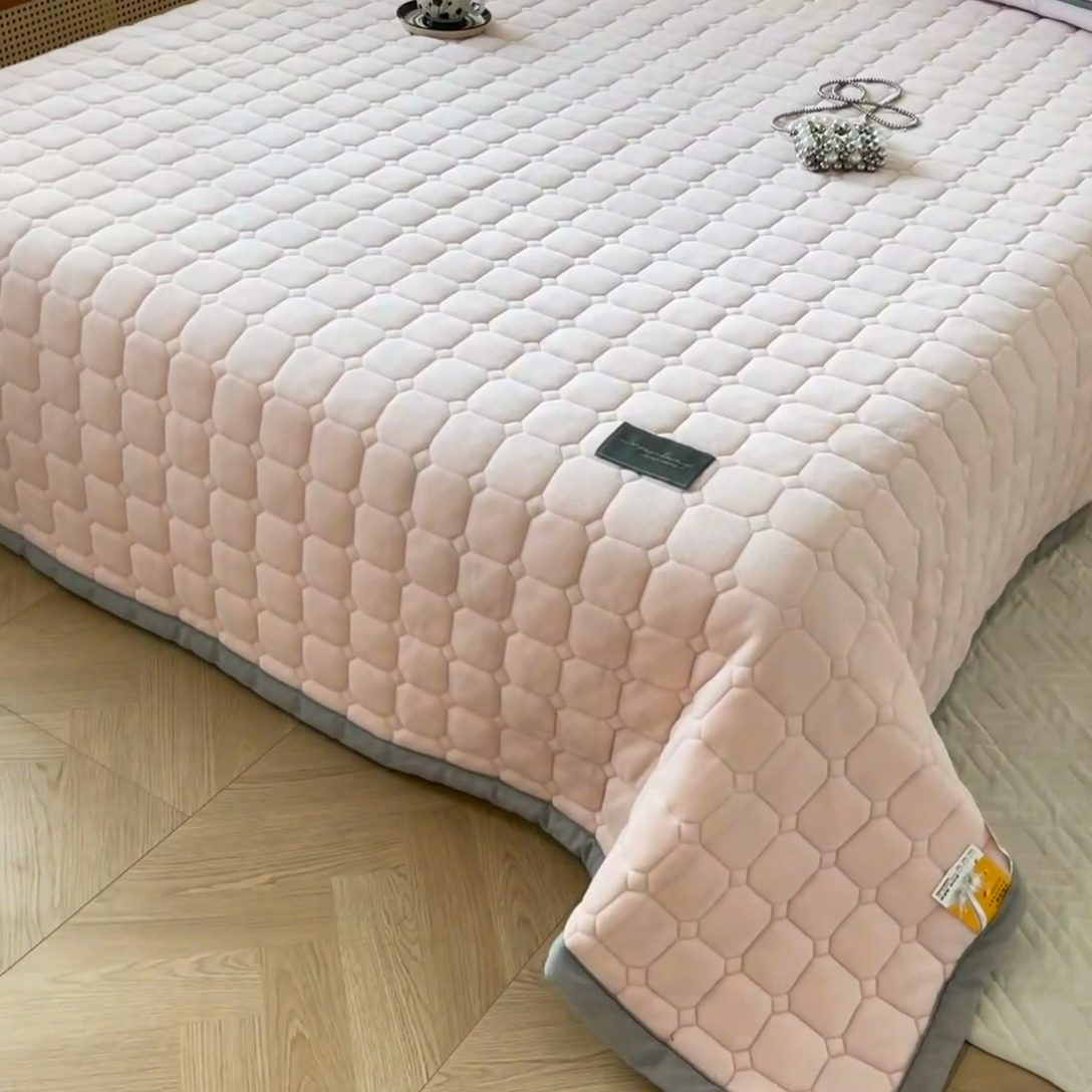 91家纺网 家纺一手货源 找家纺 慕尚家纺 2025新款牛奶绒夹棉宽边工艺系列床盖三件套-吉米 床盖吉米-嫩粉