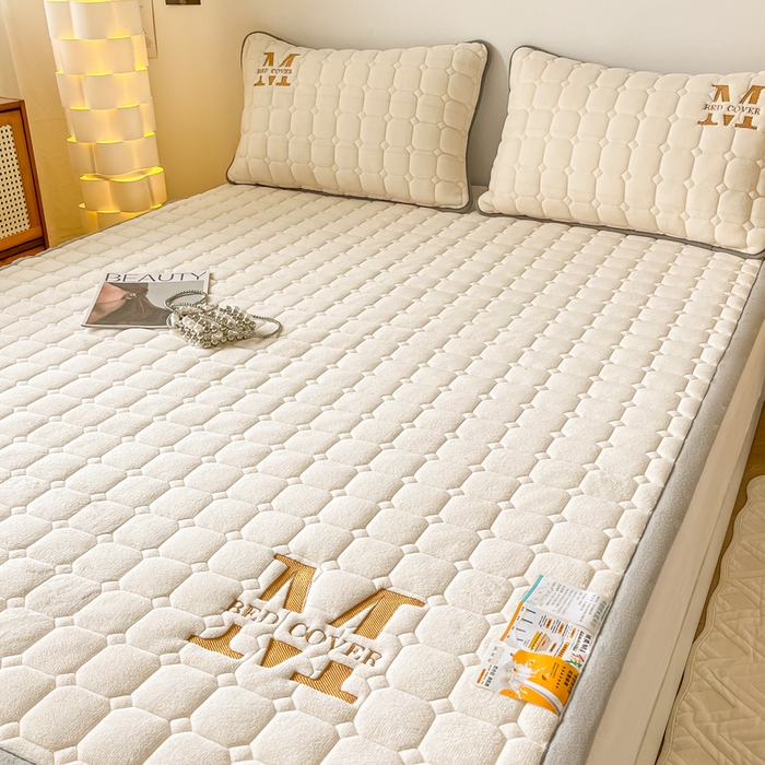 91家纺网 家纺一手货源 找家纺 慕尚家纺 2025新款牛奶绒夹棉宽边工艺系列床垫三件套-吉米 床垫吉米-象牙白