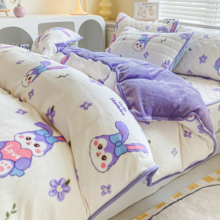 91家纺网 家纺一手货源 找家纺 卡伦家纺 2025新款A类牛奶绒印花被套 星梦露