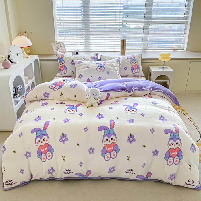 91家纺网 家纺一手货源 找家纺 卡伦家纺 2025新款A类牛奶绒印花被套 星梦露