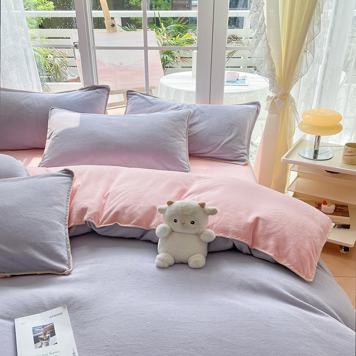 91家纺网 家纺一手货源 找家纺 眠帛 2023新款纯色混搭牛奶绒贝壳边保暖四件套 浅紫奶油粉