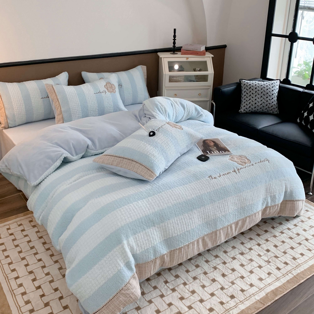 91家纺网 家纺一手货源 找家纺 蜜柚 2024新款牛奶绒兔绒月亮绒高克重山茶花小香风贴布绣四件套 山茶花之恋-水蓝