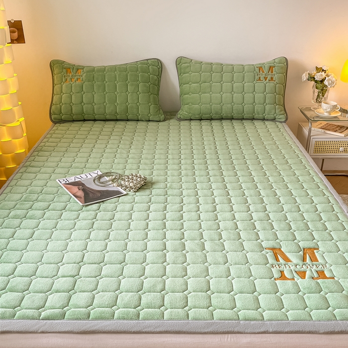 91家纺网 家纺一手货源 找家纺 慕尚家纺 2025新款牛奶绒夹棉宽边工艺系列床垫三件套-吉米 床垫吉米-草绿