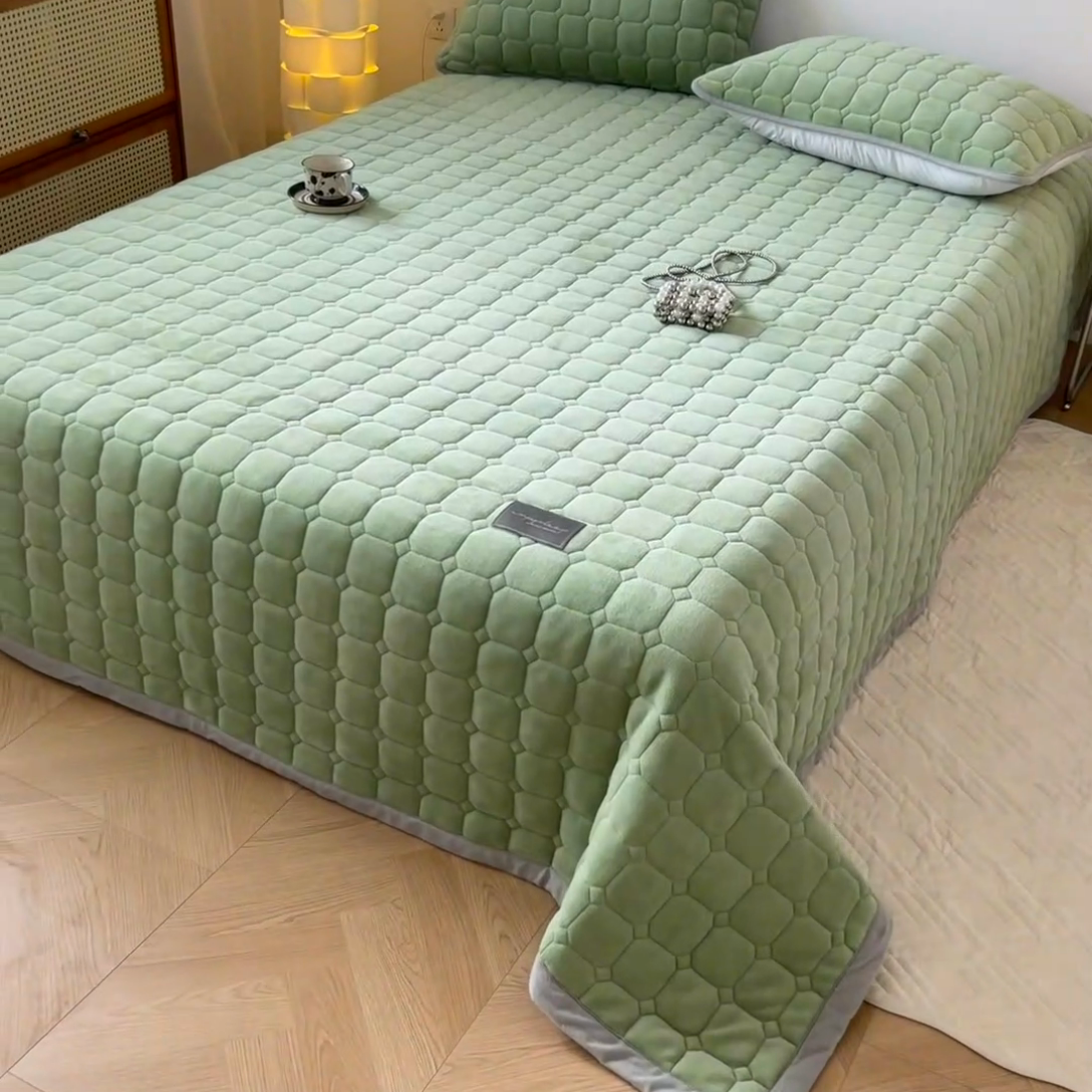 91家纺网 家纺一手货源 找家纺 慕尚家纺 2025新款牛奶绒夹棉宽边工艺系列床盖三件套-吉米 床盖吉米-草绿