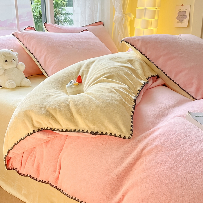 91家纺网 家纺一手货源 找家纺 眠帛 2023新款纯色混搭牛奶绒贝壳边保暖四件套 奶油粉奶黄