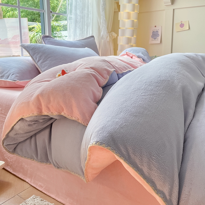 91家纺网 家纺一手货源 找家纺 眠帛 2023新款纯色混搭牛奶绒贝壳边保暖四件套 浅紫奶油粉