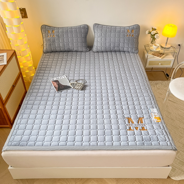 91家纺网 家纺一手货源 找家纺 慕尚家纺 2025新款牛奶绒夹棉宽边工艺系列床垫三件套-吉米 床垫吉米-银灰