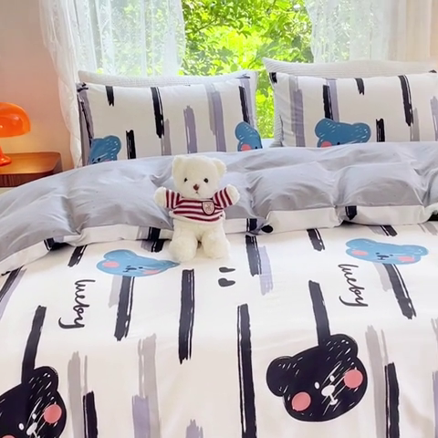 91家纺网 家纺一手货源 找家纺 感遇家纺 2023新款全棉印花四件套 黑条小熊
