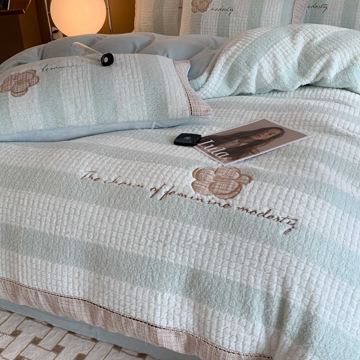 91家纺网 家纺一手货源 找家纺 蜜柚 2024新款牛奶绒兔绒月亮绒高克重山茶花小香风贴布绣四件套 山茶花之恋-清新绿