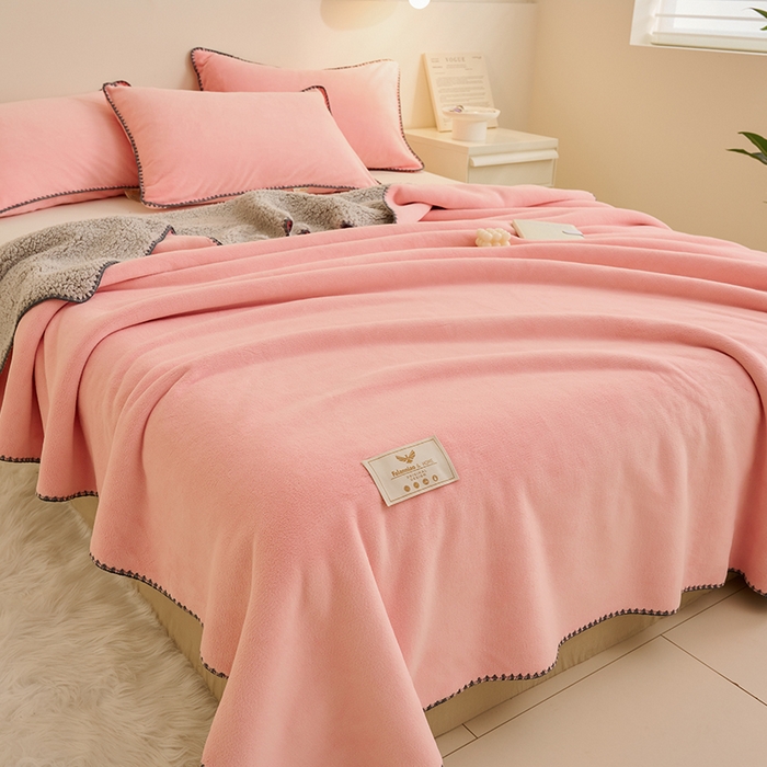 91家纺网 家纺一手货源 找家纺 21度C 2023新款云朵贝壳纯色牛奶绒+羊驼绒双层加厚复合毯 贝壳-浅粉