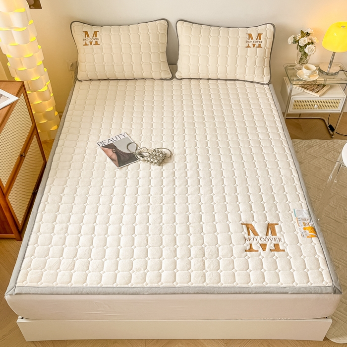 91家纺网 家纺一手货源 找家纺 慕尚家纺 2025新款牛奶绒夹棉宽边工艺系列床垫三件套-吉米 床垫吉米-象牙白