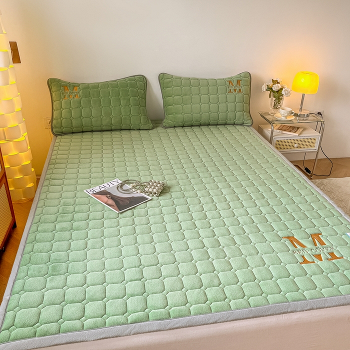 91家纺网 家纺一手货源 找家纺 慕尚家纺 2025新款牛奶绒夹棉宽边工艺系列床垫三件套-吉米 床垫吉米-草绿
