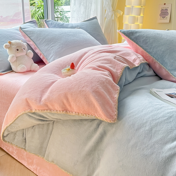 91家纺网 家纺一手货源 找家纺 眠帛 2023新款纯色混搭牛奶绒贝壳边保暖四件套 天空蓝奶油粉